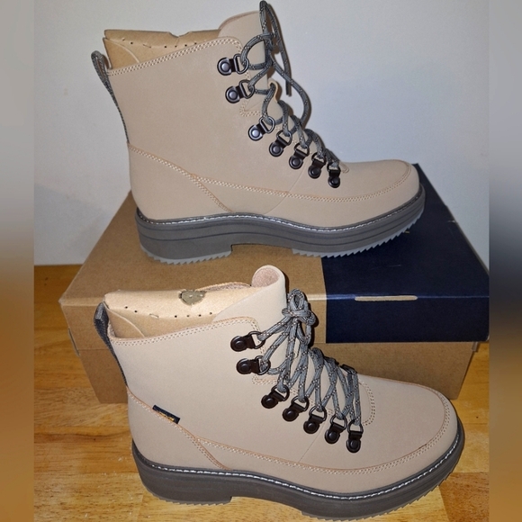 A pair of Teva W. Midform Boot 1123510/ SDDN in a ladies size 9 and 10. NWB - Picture 1 of 13